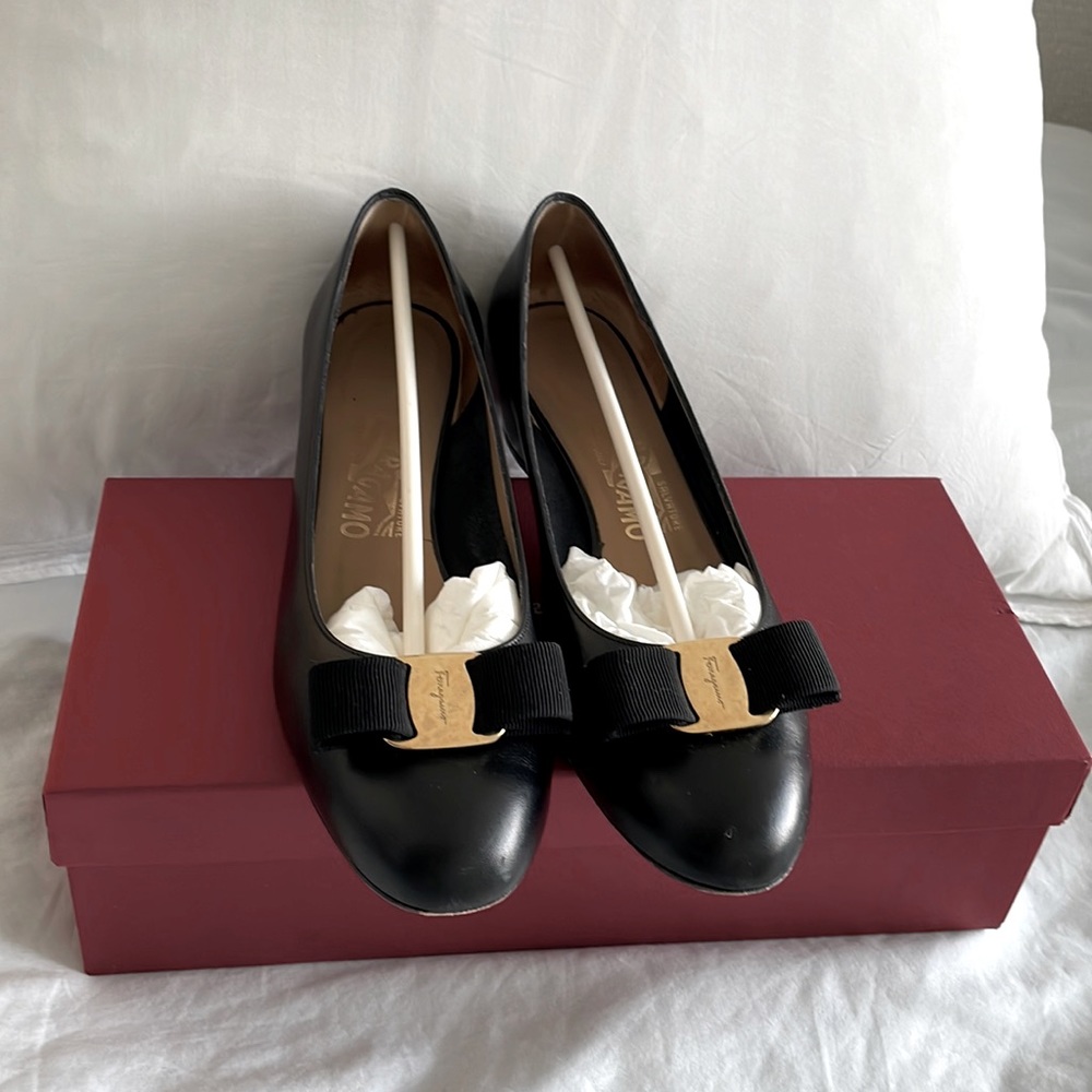 Salvatore Ferragamo vara black classic leather pump.
